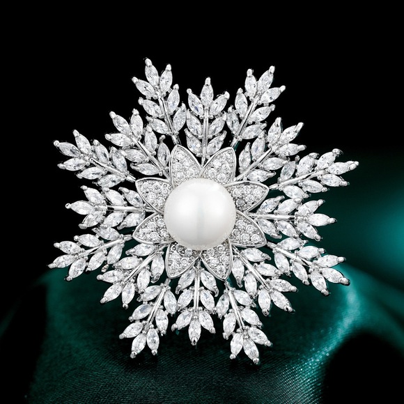 Snowflake White Gold Plated Copper Brooch Snowflake Zircon Stone Brooch Pin - Picture 1 of 4